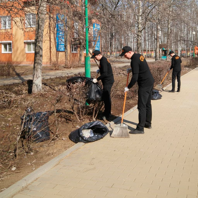 Уборка листьев в Вихоревке